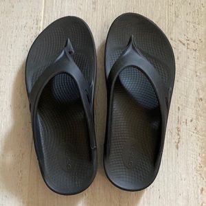 Oofos Mens 10 / Women’s 12 Black Flip Flop Sandals